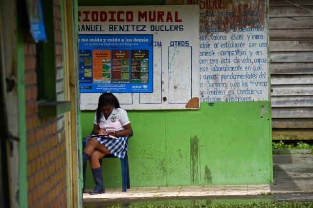 Un joven estudiante se sienta en Pital de la Costa, municipio de Tumaco, departamento de Nariño, Colombia el 31 de octubre de 2017. / Raul Arboleda
