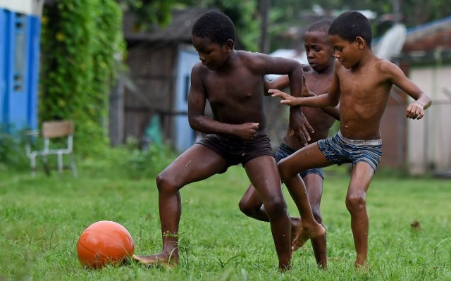 Los niños juegan fútbol en Pital de la Costa, municipio de Tumaco, departamento de Nariño, Colombia el 31 de octubre de 2017. / Raul Arboleda