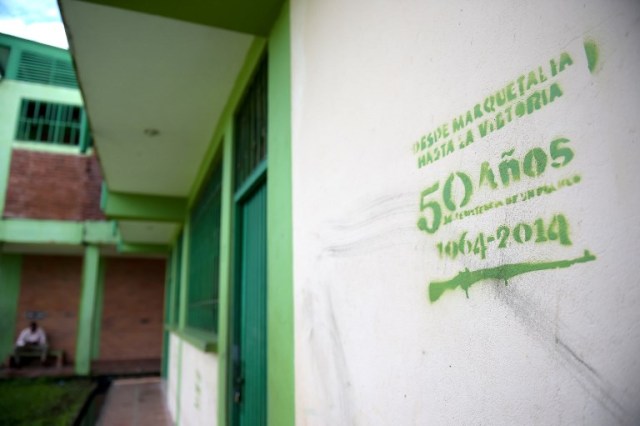 Una pancarta de las FARC se ve en la pared de la escuela en Pital de la Costa, municipio de Tumaco, departamento de Nariño, Colombia el 31 de octubre de 2017. / Raul Arboleda