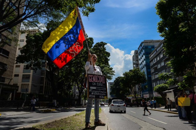 A doctor takes part in an anti-government demonstration protesting for the shortage of medicaments in Caracas on November 20, 2017. / AFP PHOTO / FEDERICO PARRA