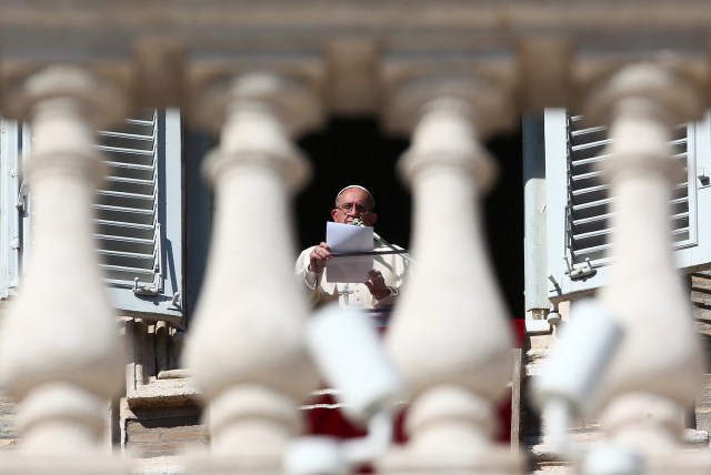 El Papa Francisco habla durante su oración del Ángelus en el Día de Todos los Santos en la Plaza de San Pedro en el Vaticano, el 1 de noviembre de 2017. REUTERS / Alessandro Bianchi