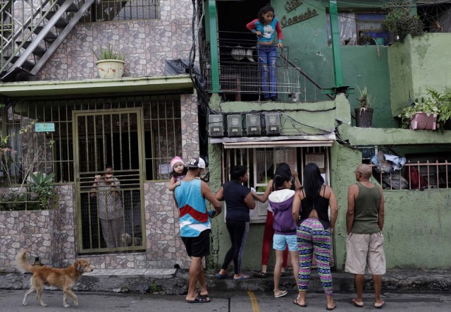 People wager money on "Los Animalitos" (or the Little Animals) betting game on the outskirts of Caracas, Venezuela, October 6, 2017. REUTERS/Ricardo Moraes SEARCH "MORAES GAMBLING" FOR THIS STORY. SEARCH "WIDER IMAGE" FOR ALL STORIES.