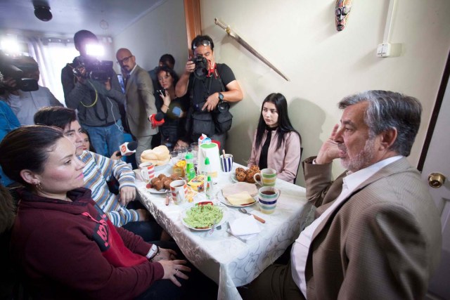 Chilean presidential candidate Alejandro Guillier has breakfast with family before going to cast his vote during the presidential election in Antofagasta, Chile, November 19, 2017. Jose Francisco Zuniga/Courtesy of presidential command of Alejandro Guillier/Handout via Reuters ATTENTION EDITORS - THIS IMAGE WAS PROVIDED BY A THIRD PARTY.