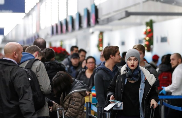 Travelers wait in a security check point line at O'Hare Airport ahead of the busy Thanksgiving Day weekend in Chicago, Illinois, U.S., November 21, 2017. REUTERS/Kamil Krzaczynski