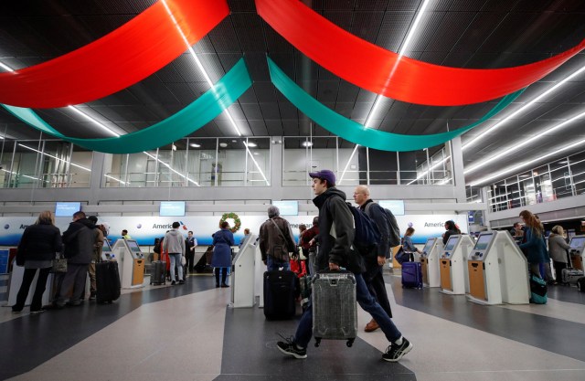 Travelers walk through Terminal 3 at O'Hare Airport before the busy Thanksgiving Day weekend in Chicago, Illinois, U.S., November 21, 2017. REUTERS/Kamil Krzaczynski