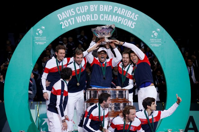 El equipo francés celebra con el trofeo.   REUTERS/Pascal Rossignol
