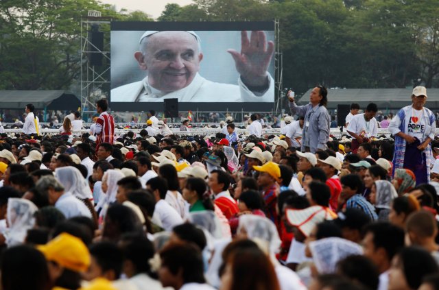 Catholic faithful watch a video of Pope Francis during a mass at Kyite Ka San Football Stadium in Yangon, Myanmar November 29, 2017. REUTERS/Ann Wang NO RESALES. NO ARCHIVES.