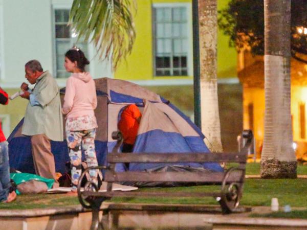 Algunos consiguen acomodarse en las bancas, otros recurren a cartones para intentar protegerse del frío y la lluvia de las noches. Otros más privilegiados tienen su propia carpa. Foto: Jaime Moreno/ EL TIEMPO