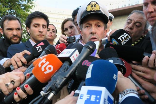 El portavoz de la Armada argentina, Enrique Balbi (c), habla a los medios hoy, miércoles 22 de noviembre de 2017, en Buenos Aires (Argentina). Balbi informó que se está analizando una "anomalía hidroacústica" que se detectó hace una semana en la zona del Atlántico donde se reportó por última vez el submarino ARA San Juan, un "ruido" que fue registrado casi tres horas después de la última comunicación con la nave. EFE/Javier Caamaño