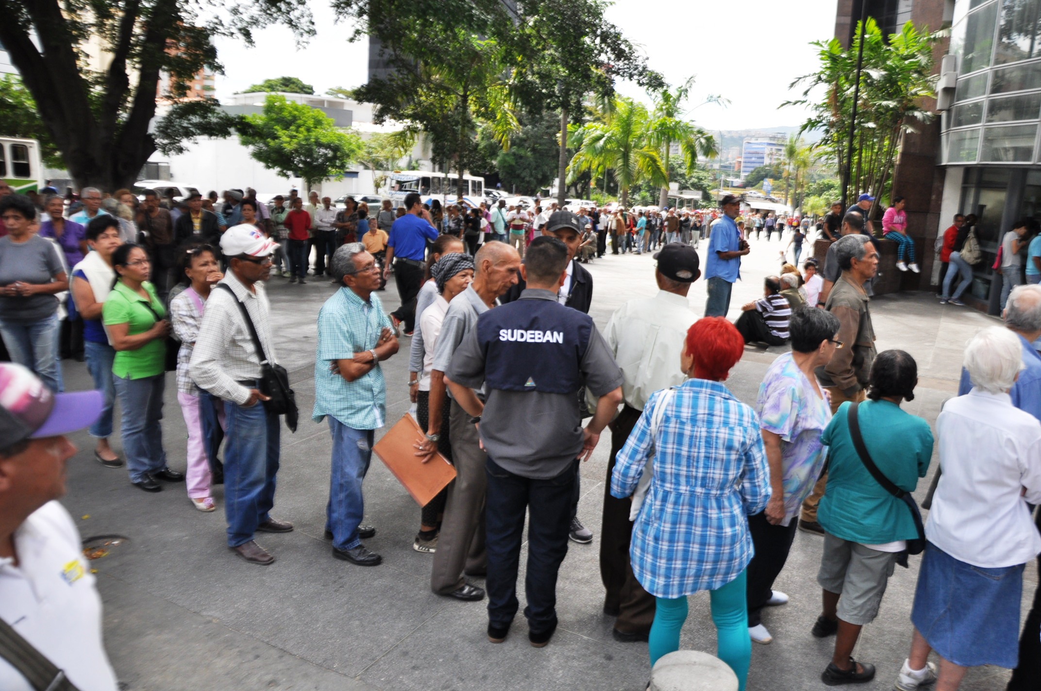 Pensionados hicieron más de cinco horas de cola para poder cobrar