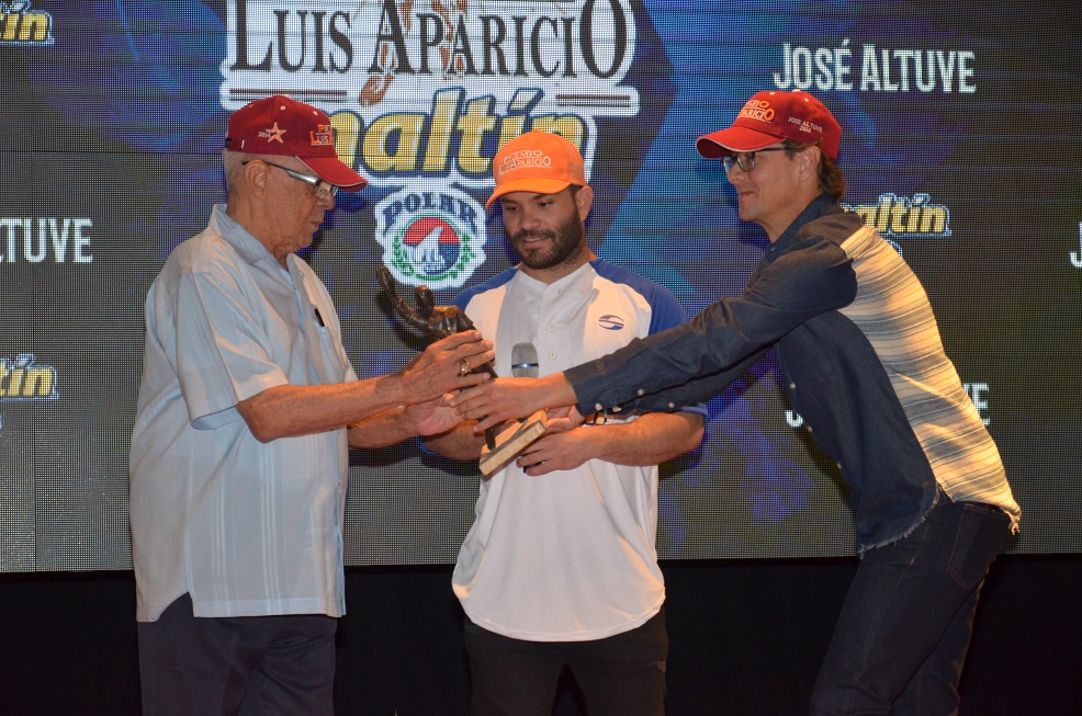 Altuve recibió el Premio Luis Aparicio por tercera vez en su carrera