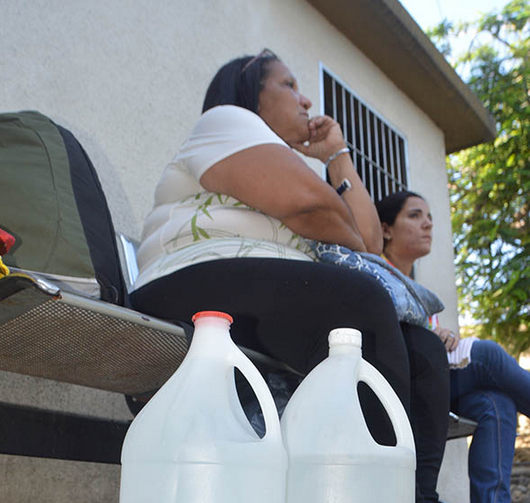Familiares de hospitalizados en el Seguro de La Guaira deben llevar hasta el agua para limpiar