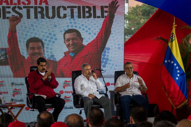 El presidente de Venezuela, Nicolás Maduro (i), el ministro de Energía y Petróleos de Venezuela, Nelson Martínez (c) y el presidente de la Estatal de Petróleos de Venezuela (PDVSA), Eulogio Pino (d), participan de un acto de Gobierno hoy, martes 31 de enero de 2017, en Caracas (Venezuela).
