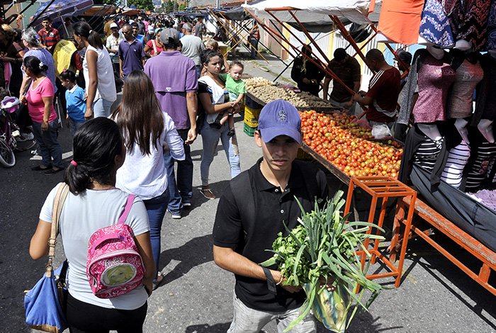 En el mercado de Cabudare compran más comida que estrenos para Navidad