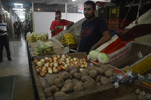 Vendedores de verduras a la quiebra por la falta de efectivo