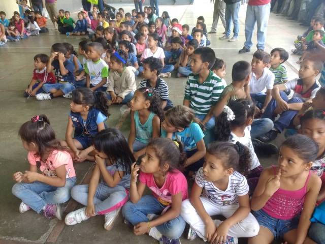 150 NIÑOS ESPERANDO SUS JUGUETES