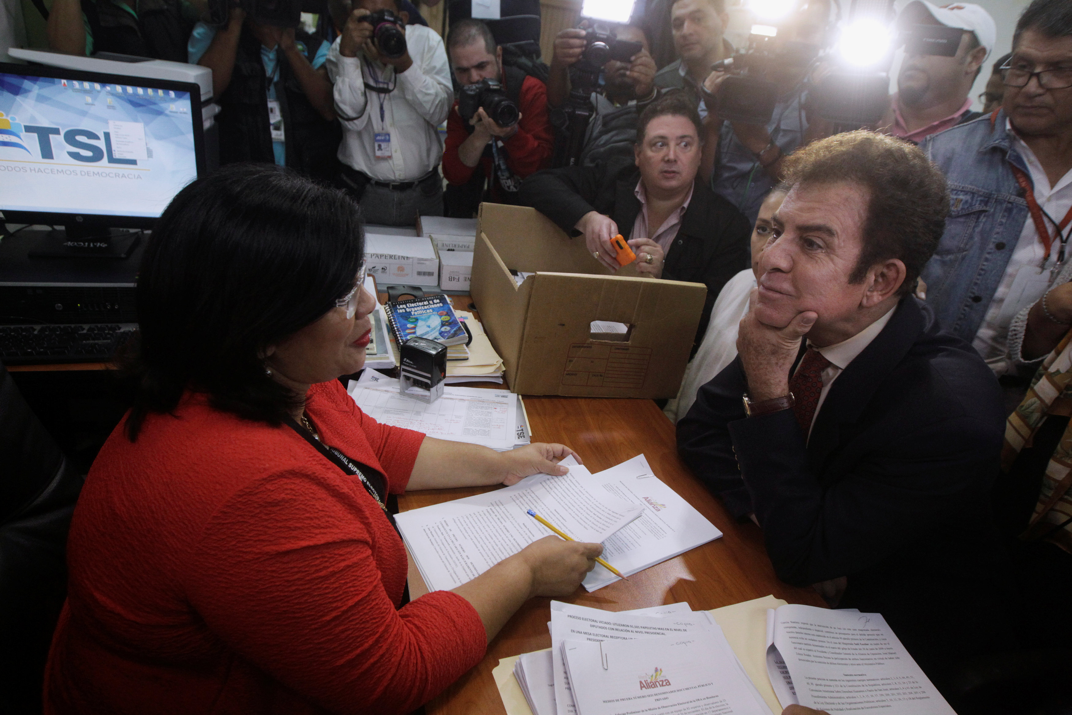 Tribunal hondureño ratifica ventaja de Hernández en recuento parcial de votos