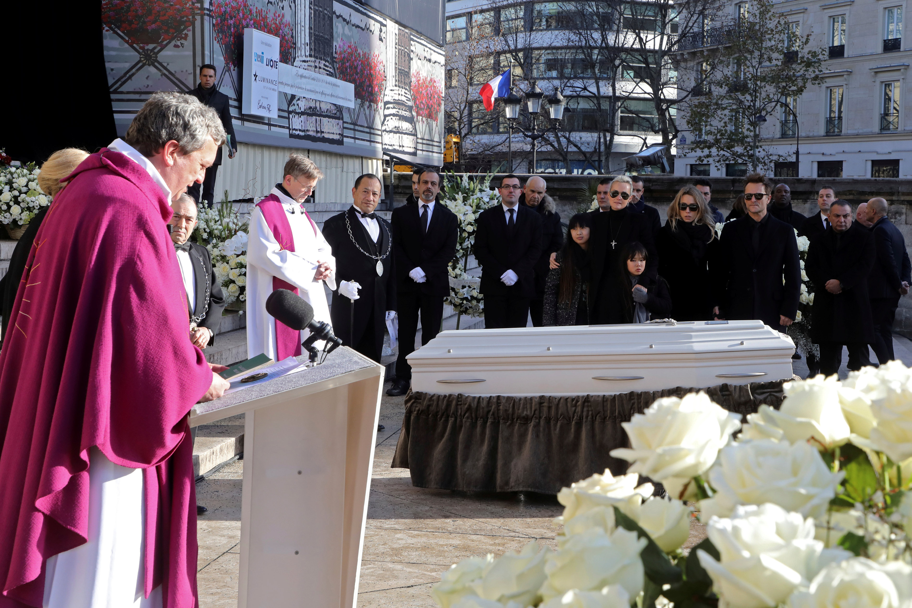 Francia llora a Johnny Hallyday en un multitudinario homenaje