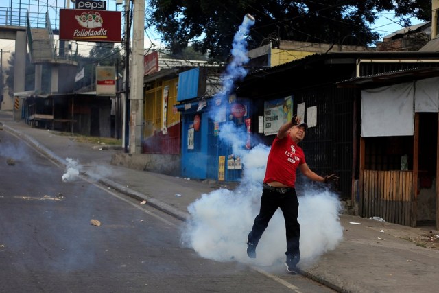 Partidario de la oposición arroja un cartucho de gas lacrimógeno hacia la policía durante una protesta por la disputada elección presidencial en Tegucigalpa, Honduras, 15 de diciembre de 2017. REUTERS/Jorge Cabrera