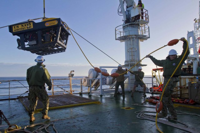 DVIDS04. At Sea (Argentina), 01/12/2017.- A handout photo made available by the Defense Video & Imagery Distribution System (DVIDS) shows sailors assigned to the Undersea Rescue Command (URC) deploying an underwater remotely operated vehicle (ROV) from the deck of the Norwegian construction support vessel 'Skandi Patagonia' at sea off Argentina, 01 December 2017 (issued 02 December 2017). The U.S. Navy's only submarine rescue unit URC was mobilized to support the Argentine government's search and rescue efforts for the Argentine Navy diesel-electric submarine 'A.R.A. San Juan'. The Argentinian Navy and the Ministry of Defense in Buenos Aires announced on 01 December, it will continue with the search of the submarine, which disappeared 15 days ago, but will no longer continue with with the rescue operation of the submarine's 44 crew members. (Estados Unidos) EFE/EPA/Petty Officer 2nd Class Derek Harkins / HANDOUT HANDOUT EDITORIAL USE ONLY