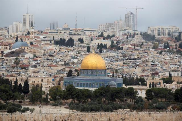 Vista de la ciudad vieja de Jerusalén, hoy, 6 de diciembre de 2017. El presidente de EE.UU., Donald Trump, prevé anunciar hoy su reconocimiento de Jerusalén como capital de Israel y ordenar que se traslade allí la embajada estadounidense, un anuncio que podría echar por tierra cualquier perspectiva de un proceso de paz mediado por Washington. EFE/ Atef Safadi