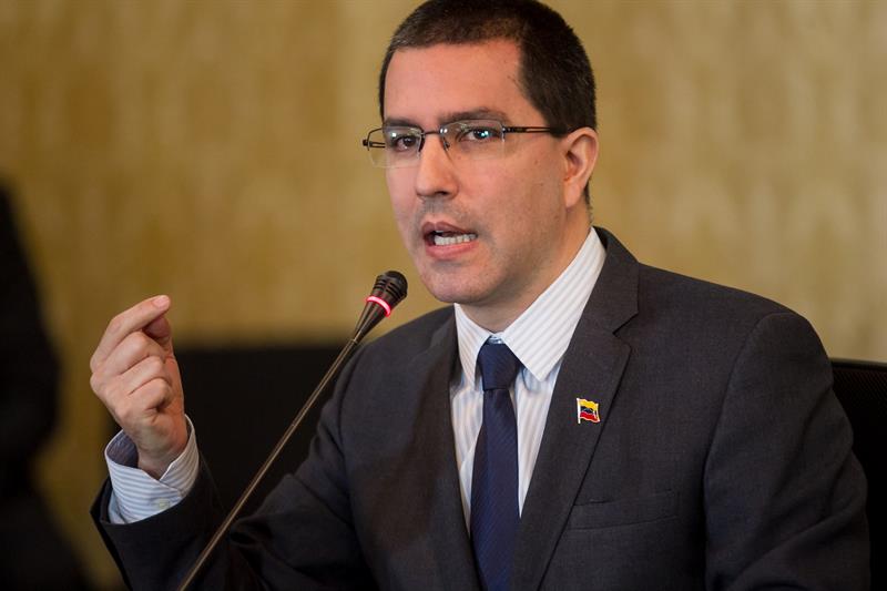 Arreaza compara sistema electoral venezolano con el de Honduras y cuestiona a la OEA frente a comicios