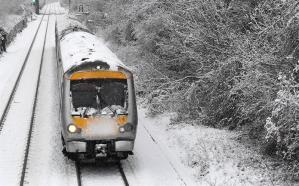 Vuelos cancelados y alteración del transporte por la nieve en el Reino Unido