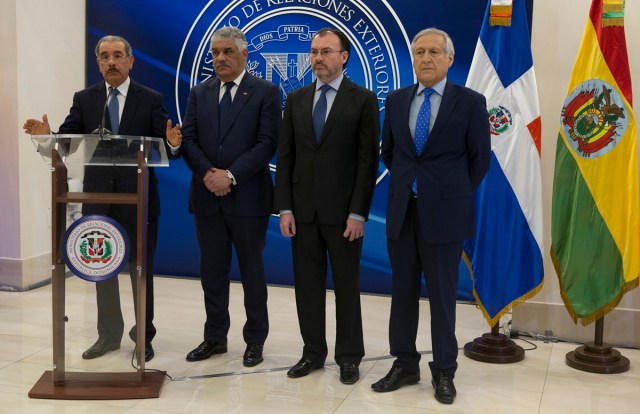 STO90. SANTO DOMINGO (REPÚBLICA DOMINICANA), 15/12/2017.- (i-d) El presidente dominicano, Danilo Medina; acompañado por los cancilleres, Miguel Vargas, Luis Videgaray y Heraldo Muñoz, hablan ante la prensa al concluir la reunión de representantes del Gobierno y la oposición de Venezuela hoy, viernes 15 de diciembre de 2017, en Santo Domingo (República Dominicana). El gobierno y la oposición venezolana concluyeron hoy la nueva ronda de diálogo con "avances notables", y acordaron una nueva reunión para el próximo 12 de enero, según dijo al término de las conversaciones el presidente dominicano, Danilo Medina. EFE/Orlando Barría