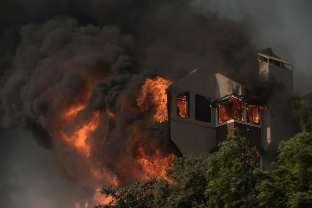 Foto del martes de una casa incendiándose en Ventura, California. Dic 5, 2017. REUTERS/Mike Blake