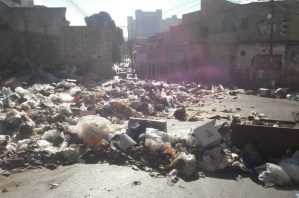 Habitantes de Catia claman a autoridades pronta recolección de basura #26Dic (Fotos)