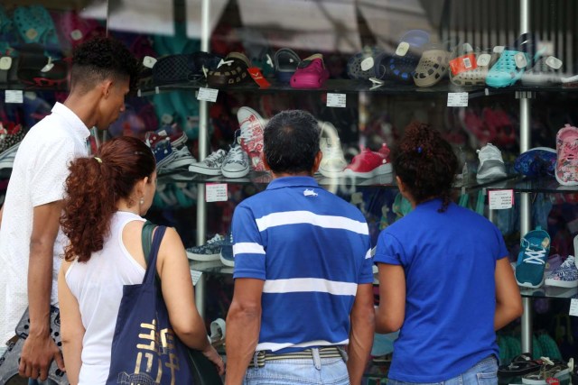 Venezolanos observan los precios en una tienda en Caracas (Foto AVN)