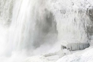 Las cataratas del Niágara congeladas: Un paraíso invernal (FOTOS)