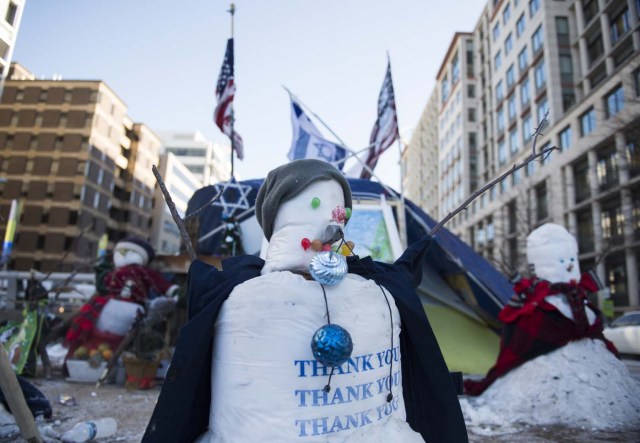 A homeless person's tent is seen on an overpass in Washington, DC on January 5, 2018. The National Weather Service said that very cold temperatures and wind chills will follow for much of the eastern third of the US through the weekend. A cold wave gripping a large section of the United States had already been blamed for a dozen deaths. / AFP PHOTO / Andrew CABALLERO-REYNOLDS