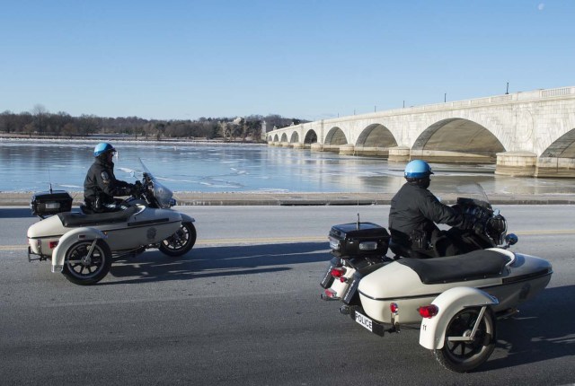 Two motorcycle police drive by a frozen Potomac river in Washington, DC on January 5, 2018. The National Weather Service said that very cold temperatures and wind chills will follow for much of the eastern third of the US through the weekend. A cold wave gripping a large section of the United States had already been blamed for a dozen deaths. / AFP PHOTO / Andrew CABALLERO-REYNOLDS