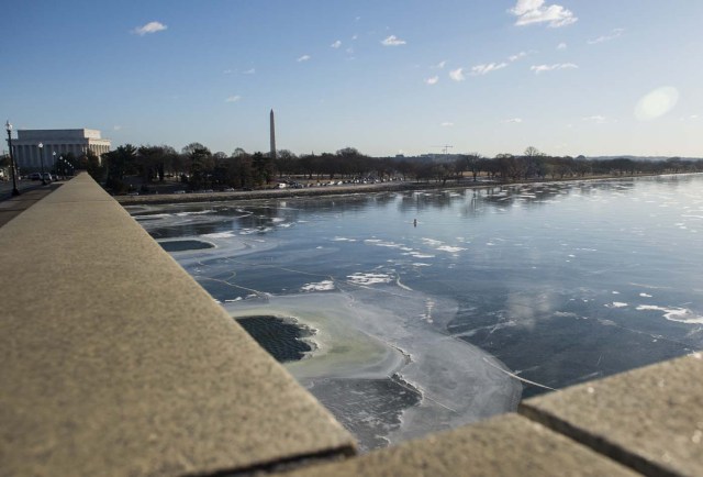The Lincoln memorial and Washington Monument are seen near a frozen Potomac river in Washington, DC on January 5, 2018. The National Weather Service said that very cold temperatures and wind chills will follow for much of the eastern third of the US through the weekend. A cold wave gripping a large section of the United States had already been blamed for a dozen deaths. / AFP PHOTO / Andrew CABALLERO-REYNOLDS