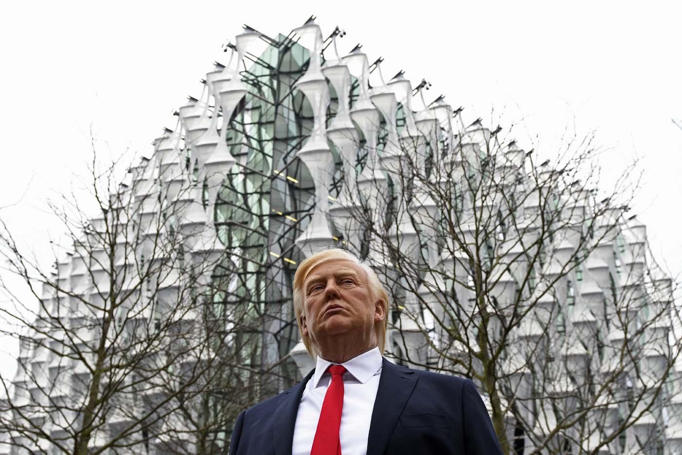 Donald Trump de cera aparece frente a la embajada de EEUU en Londres (fotos)