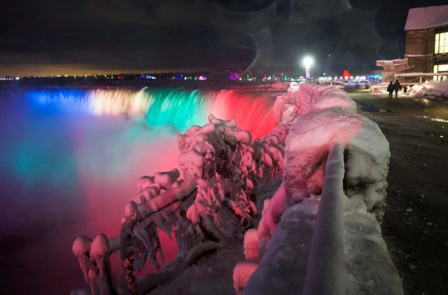 Visitors walk near the brink of the ice covered Horseshoe Falls in Niagara Falls, Ontario, Canada, January 2, 2018. REUTERS/Aaron Lynett