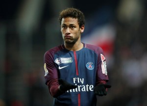 Brasil envía a su médico a París para revisar a Neymar y aplaza convocatoria