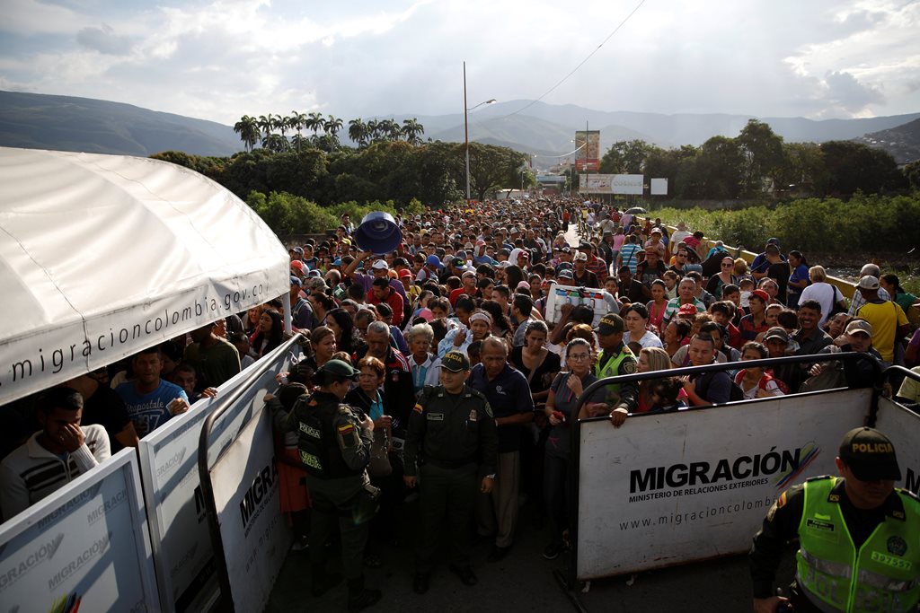 El éxodo de venezolanos por la crisis pone a prueba la hermandad con Colombia