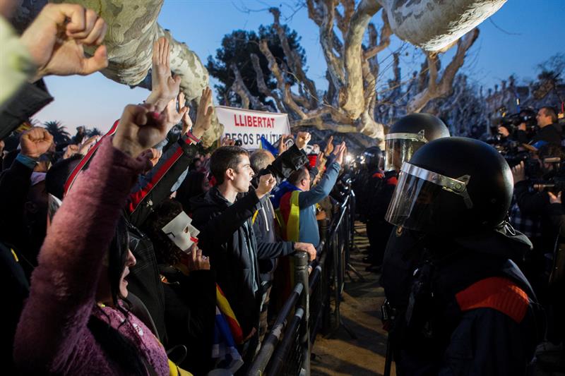 Manifestantes independentistas llegan hasta las puertas de Parlamento catalán