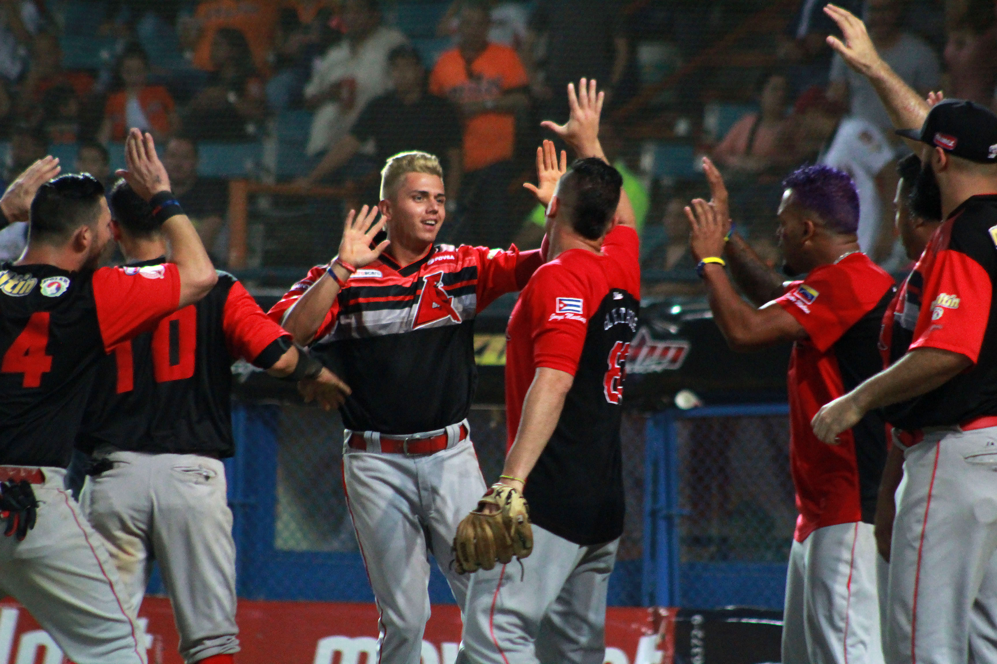 Cardenales y Caribes avanzan a las semifinales de la LVBP