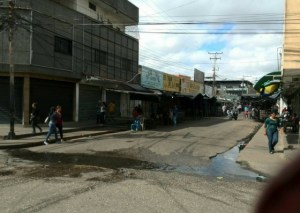Comerciantes en El Tigre cierran santamarias ante posibles saqueos #11Ene (foto)