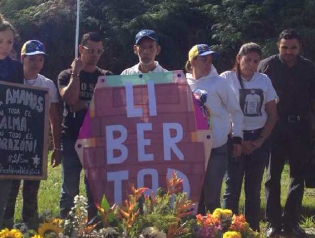 El Señor del Papagayo también estuvo presente en el sepelio de Óscar Pérez (Foto)