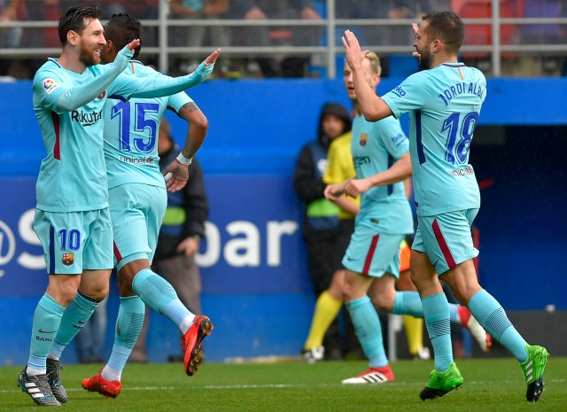 Barcelona's Argentinian forward Lionel Messi (L) and Spanish defender Jordi Alba (R) celebrate their team's opening goal during the Spanish league football match between SD Eibar and FC Barcelona at the Ipurua stadium in Eibar on February 17, 2018. / AFP PHOTO / ANDER GILLENEA
