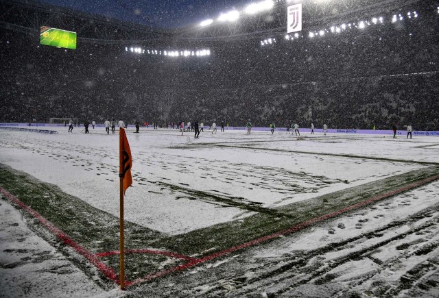 This photo taken on February 25, 2018 shows snow covering the pitch prior to the postponing of the Italian Serie A football match Juventus versus Atalanta at the Allianz Stadium in Turin. The Italian Serie A football match Juventus versus Atalanta on February 25 has been postponed due to weather. / AFP PHOTO / ALBERTO PIZZOLI