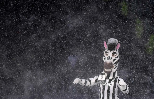Juventus mascot "Jay" performs under heavy snowfall before the postponed Italian Serie A football match Juventus versus Atalanta on February 25, 2018 at the Allianz Stadium in Turin. The Italian Serie A football match Juventus versus Atalanta on February 25 has been postponed due to weather. / AFP PHOTO / ALBERTO PIZZOLI