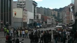 Reportan protesta en la avenida Baralt por falta de servicio eléctrico este #2Feb