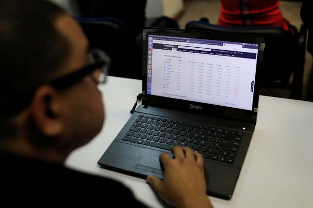 Un hombre observa el mercado de criptomonedas. 23 de febrero de 2018. REUTERS / Marco Bello