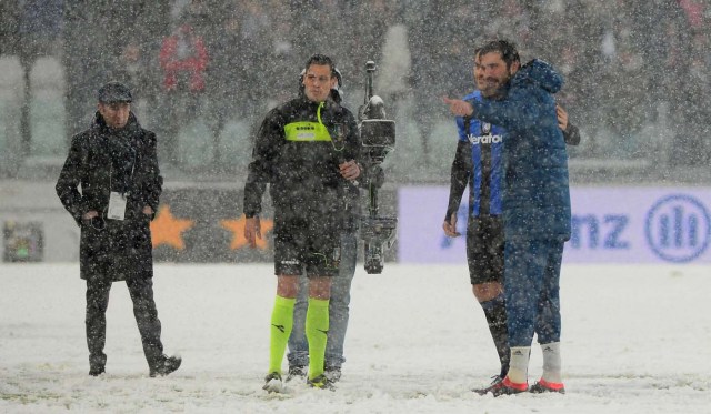 Soccer Football - Serie A - Juventus v Atalanta - Allianz Stadium, Turin, Italy - February 25, 2018 Juventus’ Gianluigi Buffon talks with the referee in the snow before the match was postponed REUTERS/Massimo Pinca