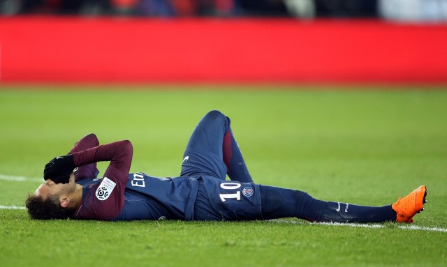 El delantero del Paris Saint Germain Neymar en el suelo tras sufrir una lesión en un duelo frente al Olympique de Marsella en París, feb 25, 2018. REUTERS/Stephane Mahe